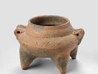 Ame Ker 157  Ame Ker 157, Mittelamerika, südliches Mayagebiet, Nicaragua (?), Maya, Klassische Periode, ca. 200-800 n. Chr., Vierfüßiges Gefäß, Ton, H 9,8 cm, Dm Bauch 13,6 cm, Dm Mündung 8,4 cm : Museumsfoto: Claus Cordes, Bestandskatalog Ethnologie